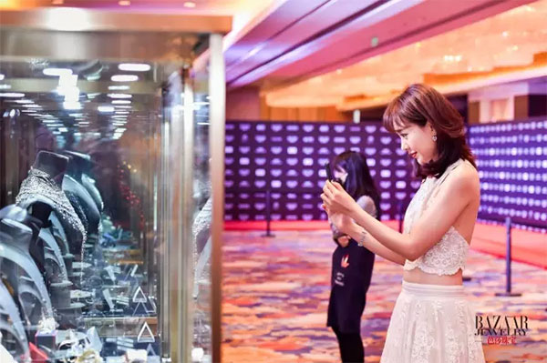 知名演員孫耀琦女士觀賞金伯利鉆石高級(jí)珠寶“鶴影”