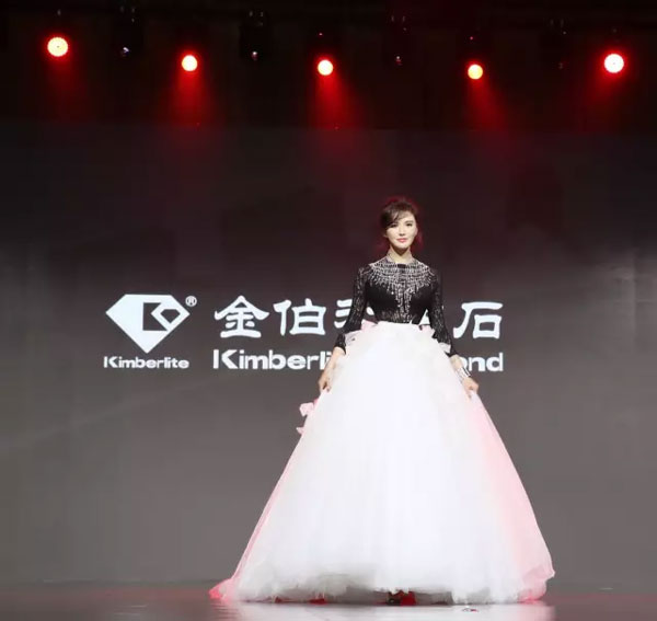 莫小棋佩戴金伯利鉆石高級(jí)珠寶“鶴影”