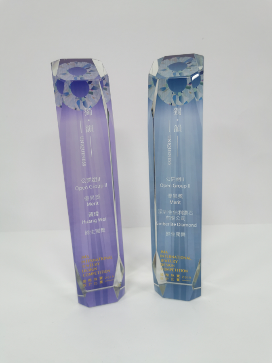 金伯利鉆石《余生獨(dú)舞》優(yōu)異獎獎杯